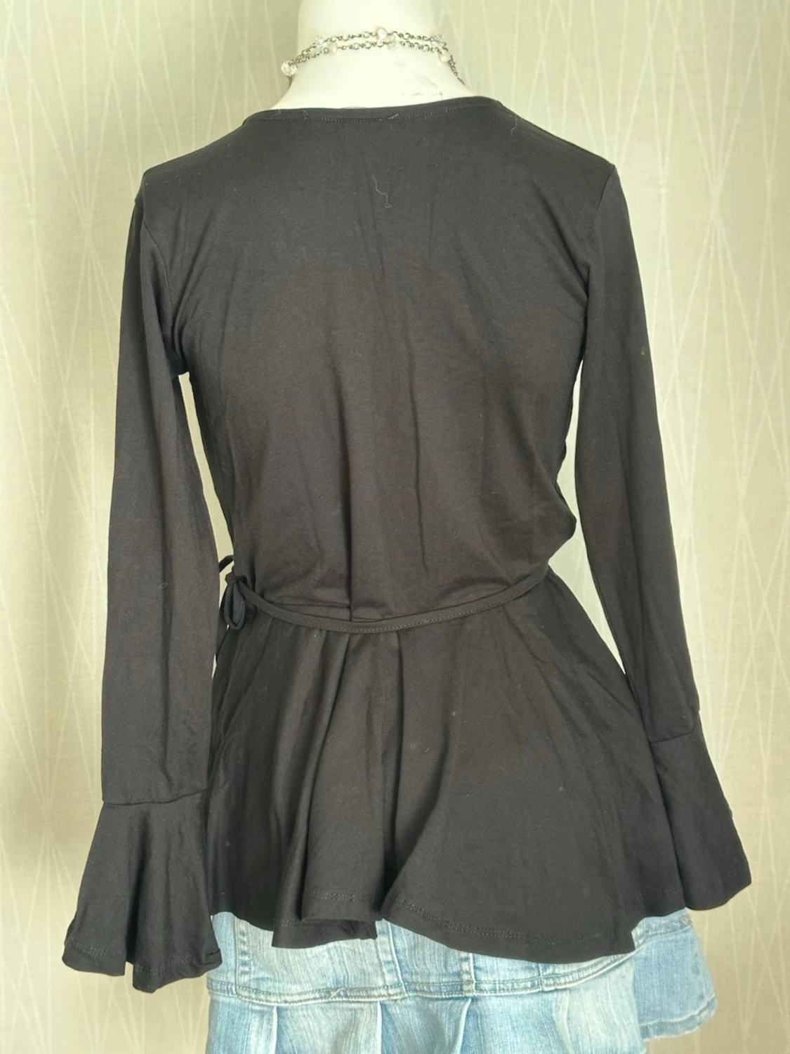 Svart omlottopp med volangärm - 2