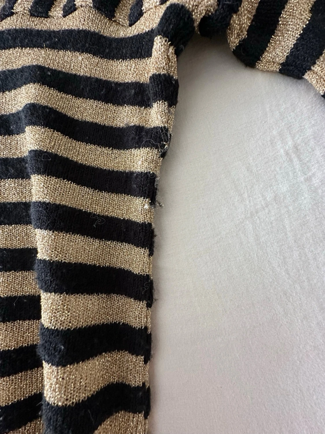 Randig stickad topp med v-ringning - 5