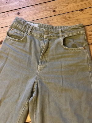 Ljusgröna baggy jeans från zara - Ljusgröna baggy jeans från zara.