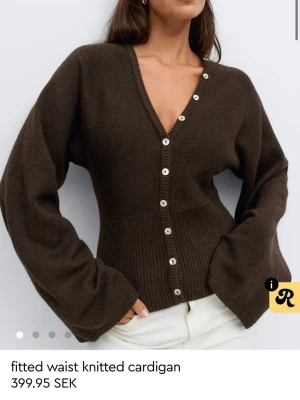 SÖKER! - SÖKER denna kofta från Gina tricot. Betalar inte mer än org pris, men kan köpa direkt! Söker helst i XL men L går ❤️