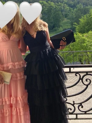 Svart långklänning med volanger - Säljer min otroligt fina svarta balklänning! Klänningen är i storlek 34 från Bubbleroom. Klänningen är använd 1 gång och har inga deffekter på sig❤️