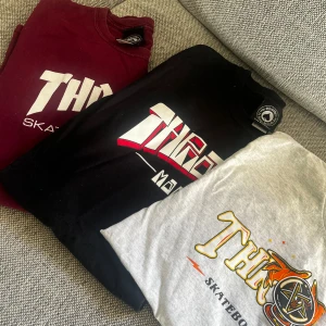 3 Trasher T-shirt paket S - 3 stycken Trasher T-shirts i bra skick utan fläckar. Storlek S på alla. Ett måste för alla skaters därute! Säljes i paket som 3. 700:- Mycket bra skick på svart och grå, bra skick på lila.