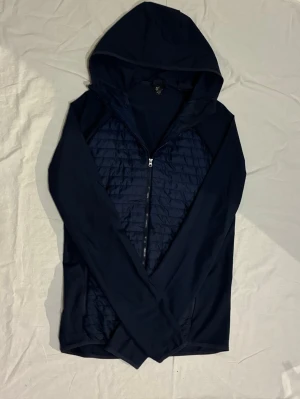 Mörkblå cardigan  - Snygg mörkblå cardigan med luva, perfekt nu mot vår och sommar. Storlek M. Skriv vid minsta intresse 😀