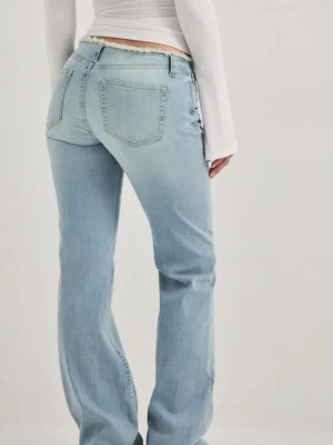 Ljusblå lågmidjade jeans med rå kant - Helt nya jeans från Nelly! Nypris 699! Prislapp och förpackning kvar. Innerbendlängd: 84. Finns i 36 och 40. Skrov i chatten vilken storlek du är intresserad av💕