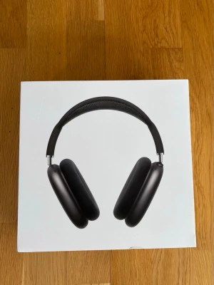 AirPods Max Space Grey - Tja säljer ett par AirPods Max i färgen Space Grey, då jag inte vet om de är fejk eller inte. Serienummret matchar med hitta och på inställningar och ljudet är bra.