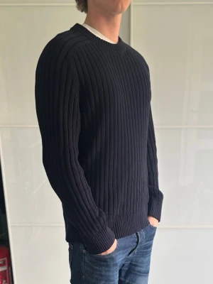 stickad tröja rundhals - Snygg tyngre stickad tröja från A DAY’S MARCH. Sitter snyggt på kroppen och är väldigt bekväm och tröjans skick är väldigt bra, inga defekter 