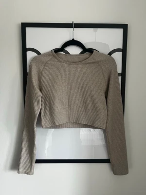 Aim’n ribbed croptop  - Ribbad croptop från aim’n i strl Xl, bortklippt lapp. Färgen är beigemelange. Fint skick. 