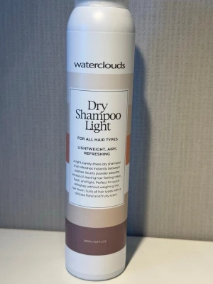 Waterclouds Dry Shampoo Light - Oöppnad! Dry Shampoo Light från Waterclouds är ett torrschampo för alla hårtyper. Produkten är lätt, luftig och ger en fräsch känsla utan att tynga ner håret. Kommer i  200 ml och har en blommig och fruktig doft.