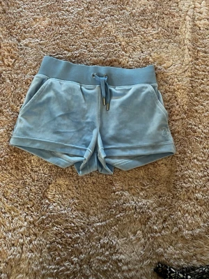 Ljus blå shorts - Fina ljusblå shorts från juicy couture i sammet. 