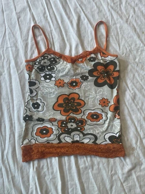 Vintage topp - Bra skick! Storleken står som l men i sista bilden ser man hur den sitter på mig som brukar ha s