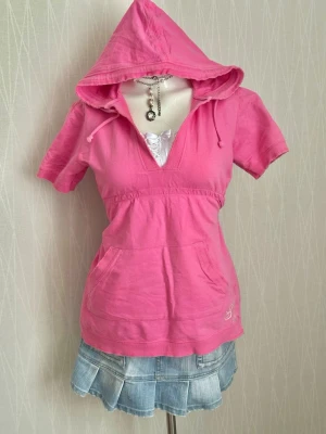 Short-sleeved babydoll hoodie top - Short-sleeved babydoll hoodie top Jag säljer bara hoodien, resten är bara för inspiration. 