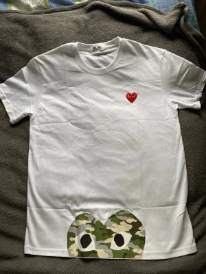 Cdg tshirt  - Comme des garcon tshirt säljes