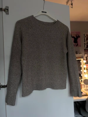 Stickad beige tröja - En jätte fin beige stickad tröja från Vero Moda 