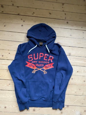 Superdry hoodie  - Säljer denna Superdry hoodie. Storlek M. 8/10 skick. Hör av dig vid minsta fråga.