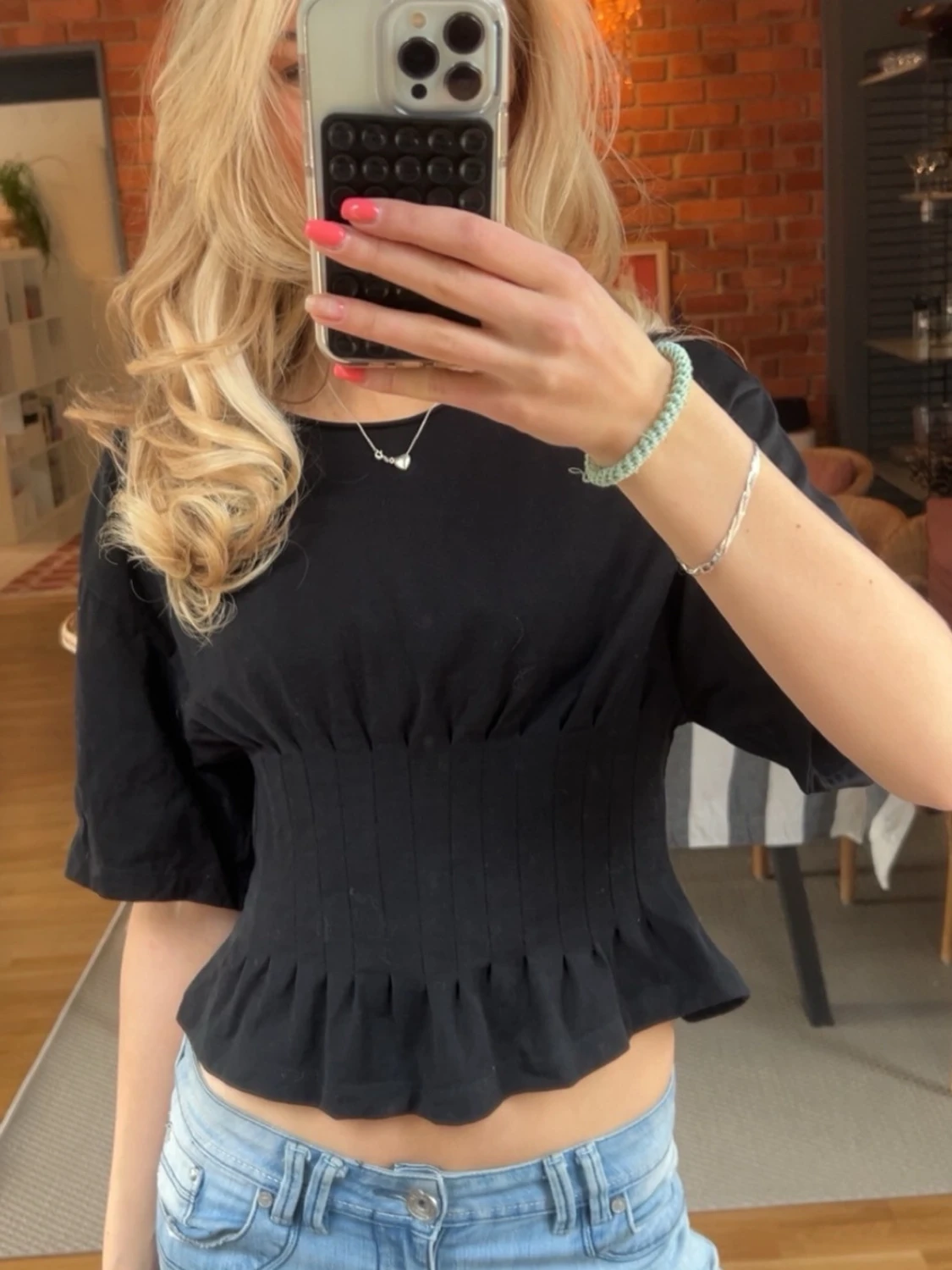 Svart croppad topp med volang