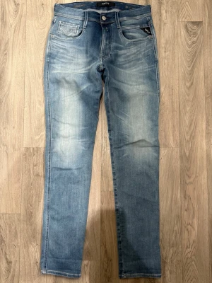 Replay Anbass Hyperflex Blå Jeans W31/L32 Slim Fit - Replay Anbass Hyperflex blå jeans i stretchigt och bekvämt material, slim fit modell som sitter bra och funkar till allt, storlek W31/L32, midja 38,5 cm, ytterbenslängd 104,5 cm, benöppning 15 cm, modellen är 185cm & väger 65kg, i fint skick.