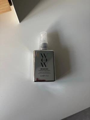 Color Wow Dream Coat spray 50ml - Color Wow Dream Coat Supernatural Spray i en silvrig, rektangulär plastflaska med spraymunstycke. Produkten är framtagen för att ge håret glans och skydd mot fukt. Perfekt för att få ett slätt och glansigt hår. Den är 50 ml och helt öppnat med plast på!🥰