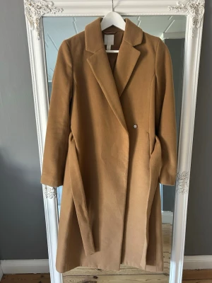Kappa - Kamelbrun kappa i ullmix från H&M. 