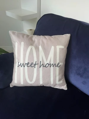 Två fina kuddfodral - Två mysiga beiga kuddfodral i storlek 40x40 (kuddar ingår ej) med texten ”Home sweet home” och ”Love lives here” perfect inredning för ett mysigt vardagsrum eller sovrum!🥰