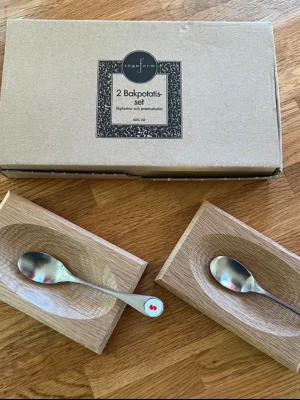 Bakpotatis-set Sagaform ekplankor - 2 st bakpotatisset: ekplankor och potatisskedar Helt nytt, aldrig använt. 