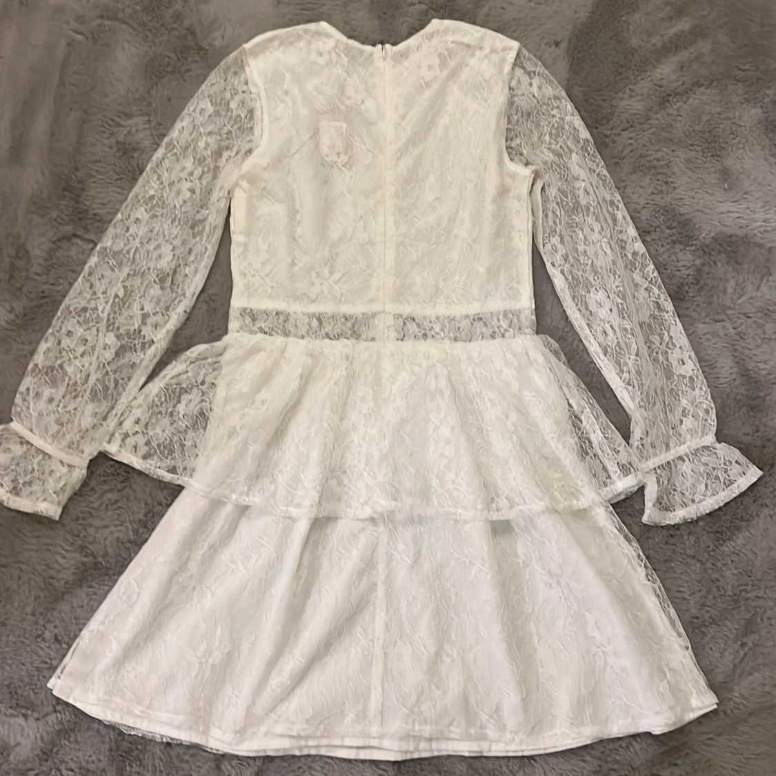 Vit spetsklänning från NA-KD studentklänning  - 1