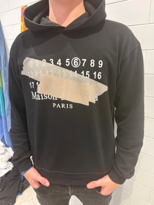 Maison Margiela hoodie - Nu säljs denna otroligt feta Maison margiela hoodien! Påse medföljer och den är 100% äkta!