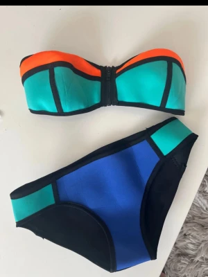 Trendig bikini - Superfin trendig bikini, jag fick den i födelsedagspresent, så jag vet inte var den är köpt. 🩵🌸😊