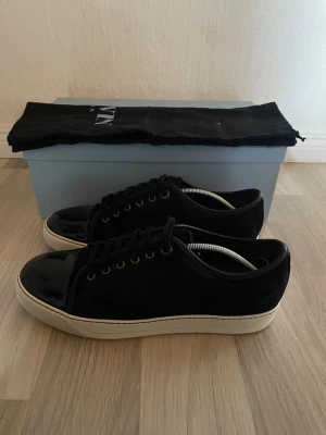 Lanvin cap Toe - Skick - mockan 7/10 [ se bilderna för skador på mockan ] [ undersidorna 9/10 som nya. Storleken uk7 passar 42! 