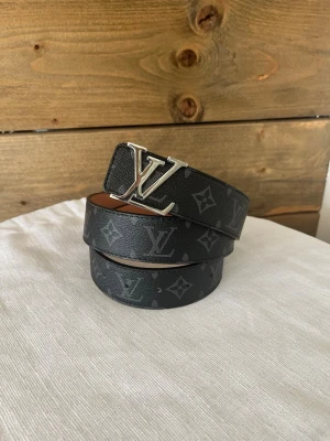 Exklusivt svart bälte  - Snyggt svart bälte som är 115 cm långt.