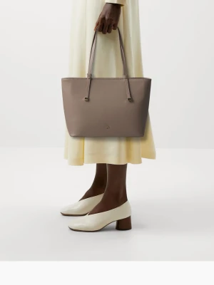  Axelväska från Anna field - Stilren axelväska från anna field i slätt konstläder. Väskan har en klassisk rektangulär form, långa smala axelband och en liten guldfärgad logga framtill. Perfekt för att bära allt du behöver med snygg och minimalistisk look. Måtten är: L35x H26x B12,5