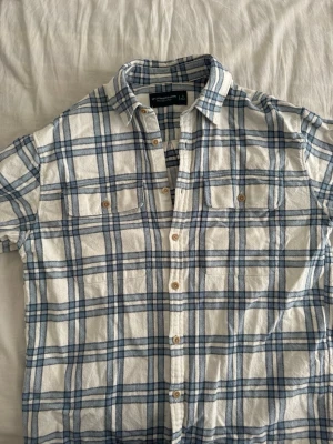 Abercrombie & Fitch skjorta - Säljer en riktigt snygg skjorta/overshirt i flanell av Abercrombie & Fitch. Skjortan är endast lite skrynklig men annars bra skick.