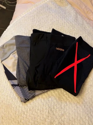 4 tränings tights / leggings – stl XS paket - • Paket med 4 tränings tights. • Uppskattning storlek XS • Stretchigt träningsmaterial. • Passar gym, löpning eller vardag. • Flera olika färger/modeller. • Säljs som paket eller separat. 