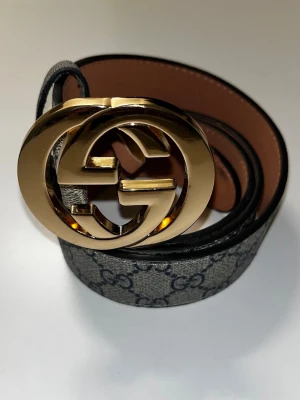 GG bälte  - Hej säljer denna GG bälte som är 110cm med bra kvalitet läder och är perfekt för att ha en stiligt styl och ha nåt skönt och bekvämt. Om ni har funderingar eller är intresserad att köpa skriv gärna skickar inom 24 timmar