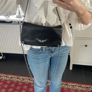 Zadig & Voltaire väska  - Svart axelväska från Zadig & Voltaire. Silverfärgen har släppt något på vissa ställen därav priset 