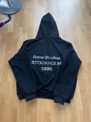 Acne Studios hoodie - En riktigt snygg Acne Studios hoodie. Slitingarna på tyget och på trycket är design! Priset är förhandlingsbart!