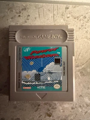 Power Mission till Game Boy - Power Mission är ett klassiskt Game Boy-spel i en grå plastkassett. Omslaget har blå och vita färger med ett radarmotiv och texten 'Power Mission'. Perfekt för dig som gillar retrospel och samlar på gamla Nintendo-titlar.