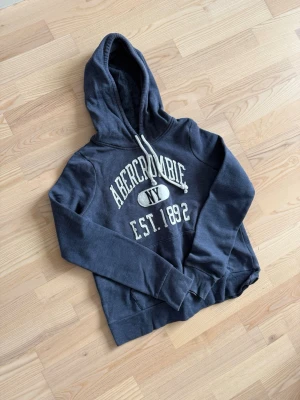 Abercrombie hoodie  - Riktigt fet A&F hoodie med ett snyggt märke den är helt felfri utan några skavanker allts. Den är i S men passar också xs och vid frågor om bilder eller liknande är det bara att fråga😄💚
