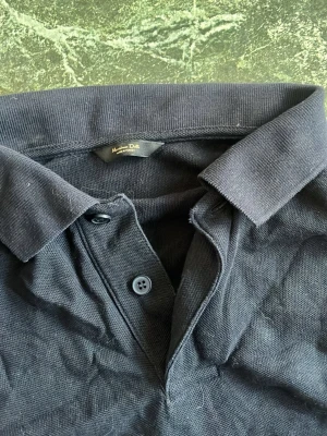 Massimodutti tröja - En Massimodutti tröja med snygg krage. Det är L men passar bättre på S/M. Nypris runt 1000kr. Inga hål eller defekter, bara lite skrynklig. Färg mörkblå. Hör av dig vid flera frågor eller bilder