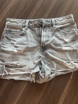 Gråa jeansshorts - Högmidjade gråa jeansshorts som är i storlek XS men är mer åt M