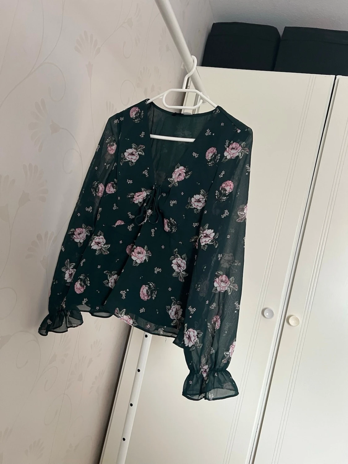 Mörkgrön blommig blus med knyt