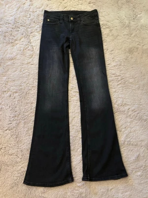 Cheap Monday bootcut jeans - Snygga svarta bootcut jeans med klassisk femficksdesign och lätt slitning framtill. Jeansen har utsvängda ben och låg midja. Säljer då jag inte använder dem längre💗Pris kan diskuteras