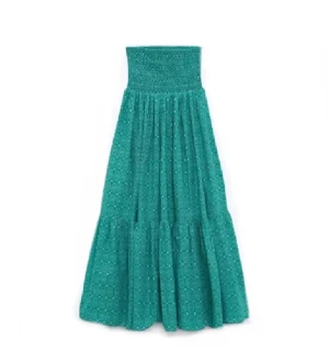 Turkos långkjol med volang - Från Zara En turkos långkjol med bred smock i midjan och volang nertill. Kjolen har ett diskret blommigt mönster och är perfekt för dig som gillar en bohemisk stil. Tillverkad i ett lätt och luftigt material som passar bra till varmare dagar.