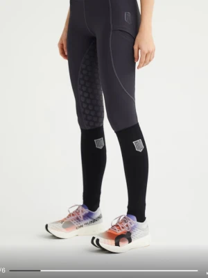 Grå ridbyxor från Maya Delorez - Säljer nu mina grå Maya delorez ridbyxor, jättefina men har blivit noppiga och har lite småhål vid mibilfickan (bild 4)