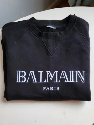 Svart sweatshirt från Balmain Paris - Orginal tröja från Balmain Paris i nytt skick, mest hängt i garderoben. storlek M 