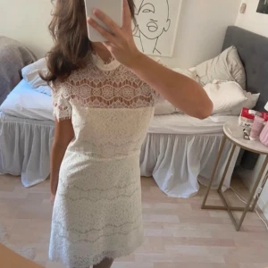 Studentklänning Ida Sjöstedt - Säljer en sååå fin vit klänning i spets med korta ärmar och hög hals. Endast använt på min student!! Så perfekt för studenten ☺️☺️!! Storlek S