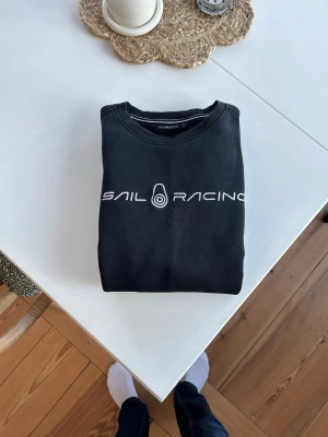 Sail Racing Tröja - Svart Sail Racing tröja storlek medium. Tveka inte på att höra av dig vid minsta fundering, pris går att diskutera vid smidig affär!⭐️