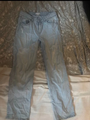 Ljusblå raka jeans  - Säljer ett par ljusblå jeans från Gina tricot!! Bra skick, skriv om ni har några frågor