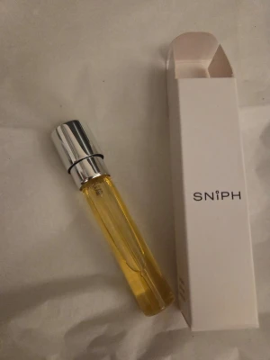 Sniph parfym - 008 popcorn  - Unik limited edition parfym från Sniph med doft av Popcorn. Ca 7ml edp.                               Noter: Nötter, Choklad, Sandelträ