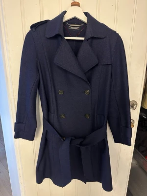 Mörkblå trenchcoat med bälte - Marinblå kappa med löstagbart bälte.