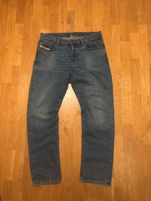 Vintage Diesel Jeans - Vintage low waist straight leg jeans.  Brand: Diesel Tagged size: W33  Waist (flat): 45,5cm Length: 108cm Leg opening: 21cm  More jeans available on my profile. Nr:29 